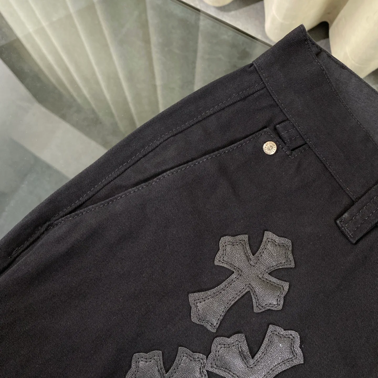 P260 chrome hearts camouflage cross patch leather black jeans vi Top heavy industry fashionable design] Consistent high street luxury style creation. Speaking of this style, the Zangyin family and GU family are definitely the leading representative brands. Especially the Zangyin family has really achieved a state-of-the-art effect in creating high street style. The unique washed material is used to create this style. The color system is quite eye-catching. After it is decorated with patchwork cross flowers, it cleverly highlights the charm of the brand. Secondly, this style uses classic The classic high-waist cutting design highlights the long legs and fashionable temperament of the upper body. The brand is highly recognizable and the slim fit configuration is more suitable for daily wear. It is a product that interprets personality, fashion, and specifications at a glance. This single product is enough to make any fan excited. It can be a white T-shirt for youthful preppy style, or a tight suspender for lady style. It has strong matching ability and can be easily controlled by men.  [Materials and craftsmanship] Needless to say, this point goes without saying. As an excellent craftsman brand, Zangyin’s requirements for details and craftsmanship are really perfect. The washed color of this model has gone through so many processes, not to mention the embellishment of denim appliques. It is also purely hand-made and sewn. Just like what they believe in, only hand-made things have soul and have the meaning of wear. A top-notch heavy-duty fashionable denim item, I look forward to your perfect interpretation! !  Size:28-36